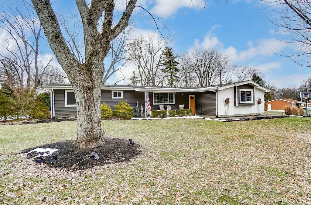 single story home featuring a front lawn