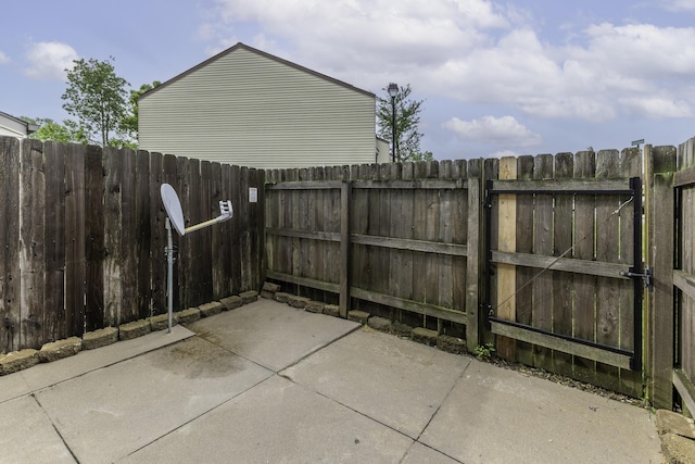 3112 Legend Way, Dayton, OH 45449 - view of patio / terrace with a gate