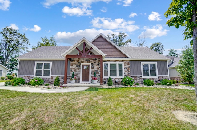 craftsman-style house featuring a front lawn