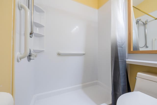 1534 Cross Pointe Cir, Bellefontaine, OH 43311 - full bath featuring toilet and a shower with shower curtain