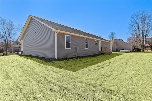 back of house featuring a lawn