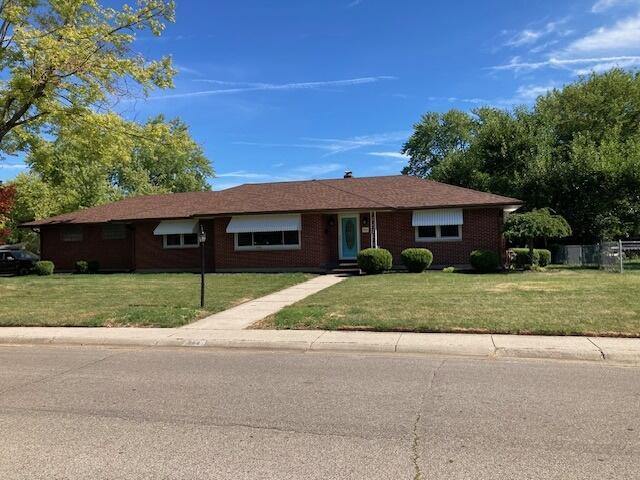 single story home with a front lawn