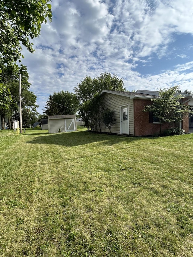 5151 Pheasant St, Lima, OH 45807 - view of grassy yard featuring an outbuilding
