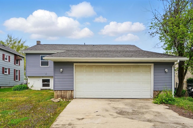 view of front of house featuring a front yard, driveway, and a shingled roof