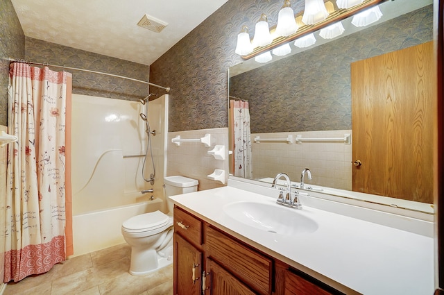 full bath with wallpapered walls, wainscoting, toilet, shower / bath combo with shower curtain, and tile walls