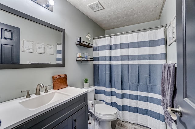 full bath with visible vents, a shower with shower curtain, toilet, a textured ceiling, and vanity