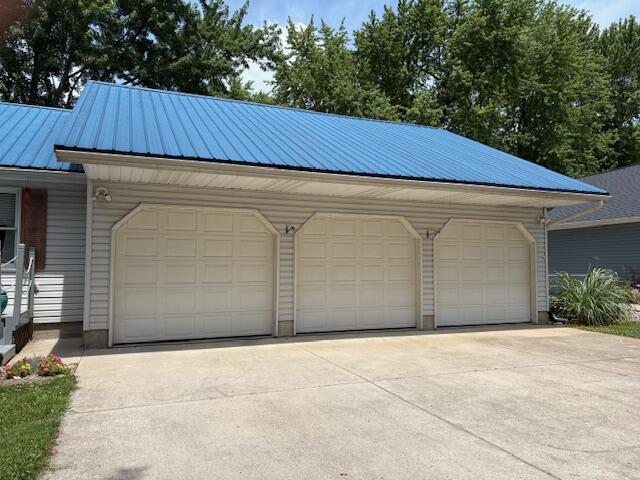 6645 Oak Dr, Celina, OH 45822 - view of garage