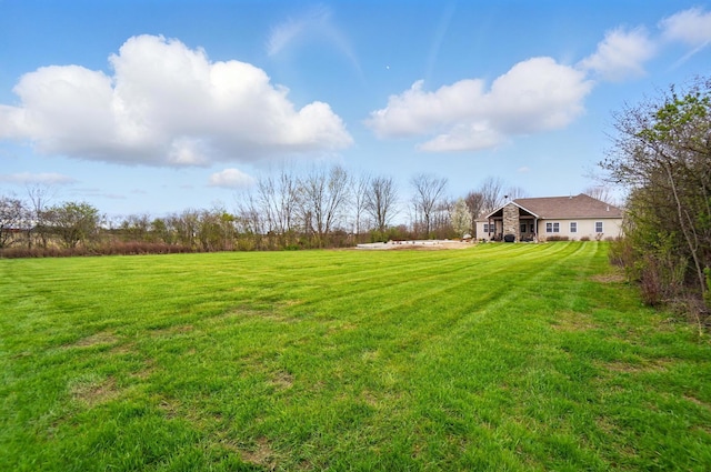 view of yard featuring a rural view