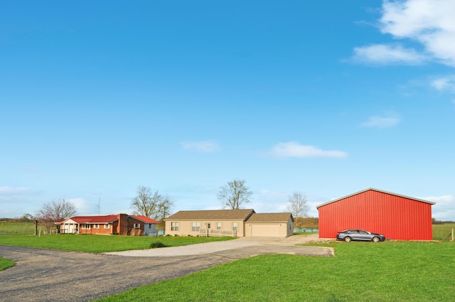 view of yard featuring an outbuilding and driveway