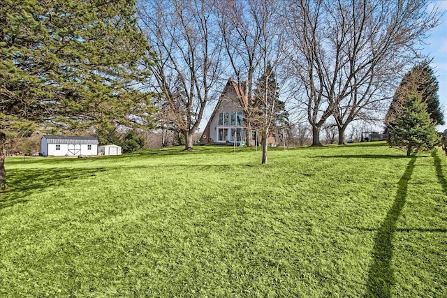 view of yard featuring a storage shed and an outdoor structure