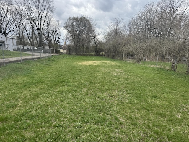 925 Sherman Ave, Springfield, OH 45503 - view of yard with fence