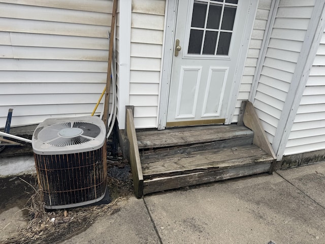 925 Sherman Ave, Springfield, OH 45503 - doorway to property with central air condition unit
