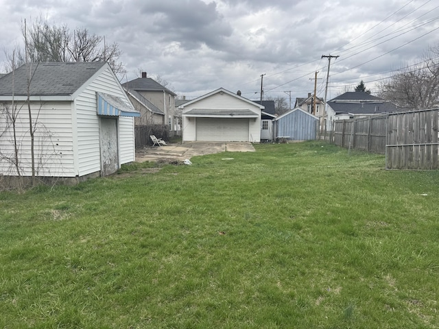 925 Sherman Ave, Springfield, OH 45503 - view of yard featuring an outbuilding, a garage, and fence