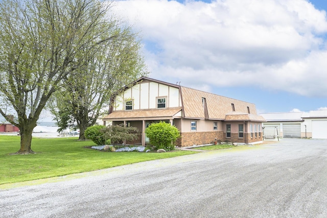 view of front of home featuring brick siding and a front lawn