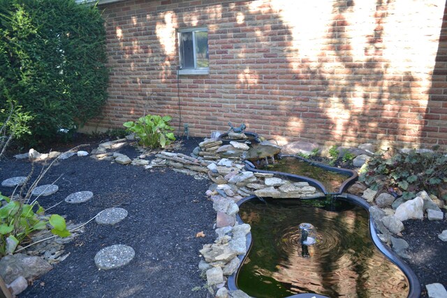 view of yard featuring a garden pond