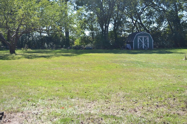 view of yard featuring a shed and an outdoor structure