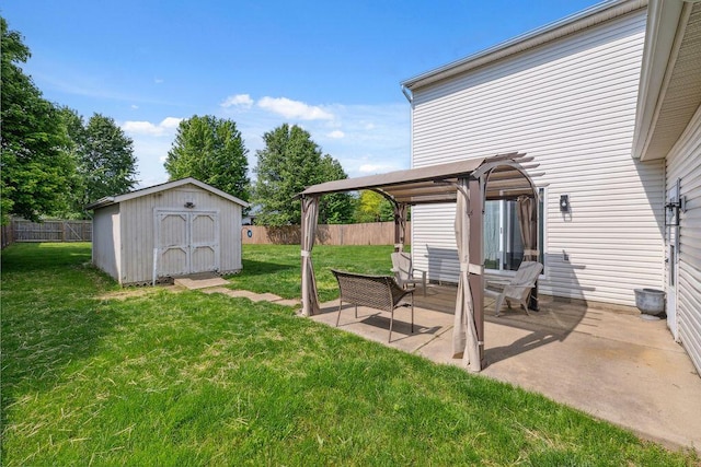 2909 W Barnhill Pl, Xenia, OH 45385 - view of yard featuring a patio