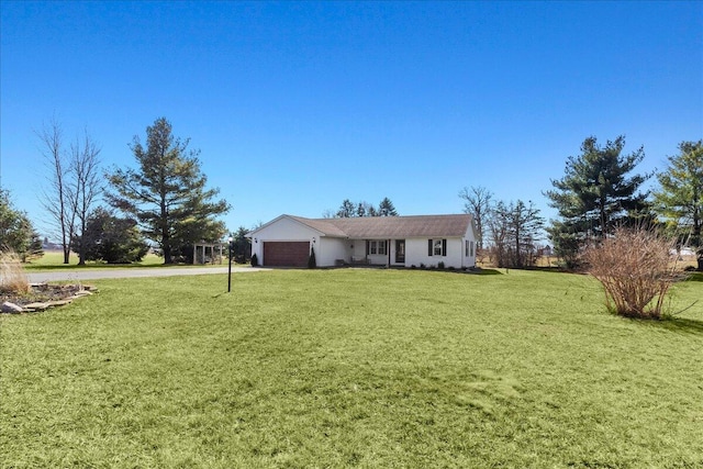 view of front facade featuring an attached garage, driveway, and a front lawn