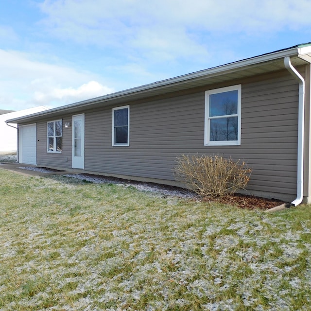 view of front of home featuring a front lawn