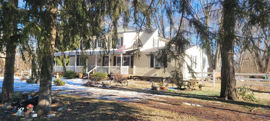 view of front of property