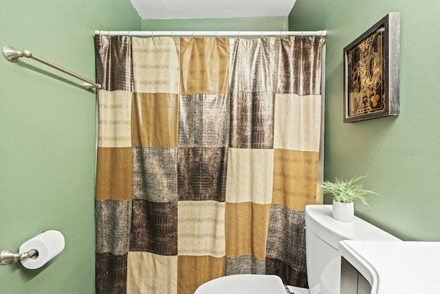 full bathroom featuring curtained shower and toilet