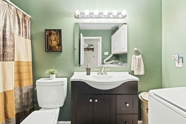 full bathroom featuring a shower with shower curtain, toilet, and vanity