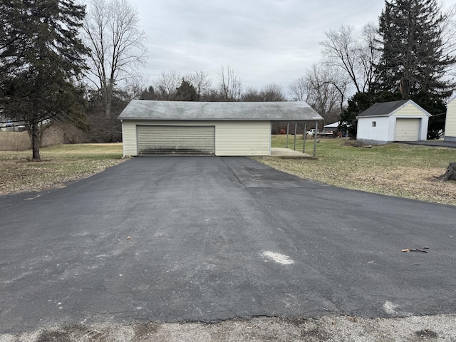 garage featuring a lawn