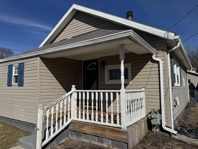 entrance to property featuring a porch