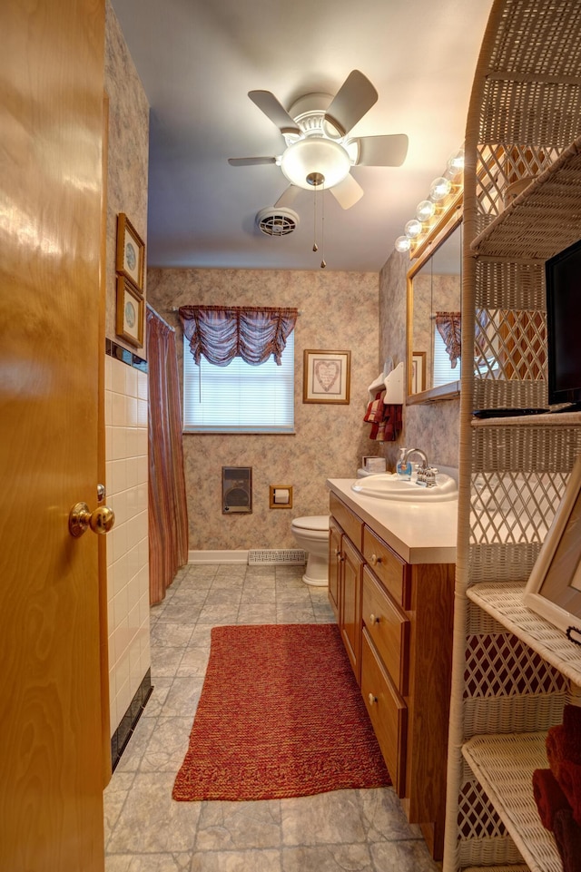 full bath featuring vanity, a ceiling fan, visible vents, curtained shower, and toilet