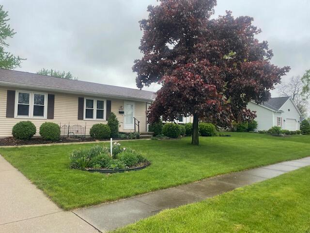 view of front of property featuring a front yard