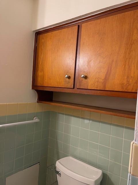 1401 E Home Rd, Springfield, OH 45503 - bathroom with toilet and tile walls