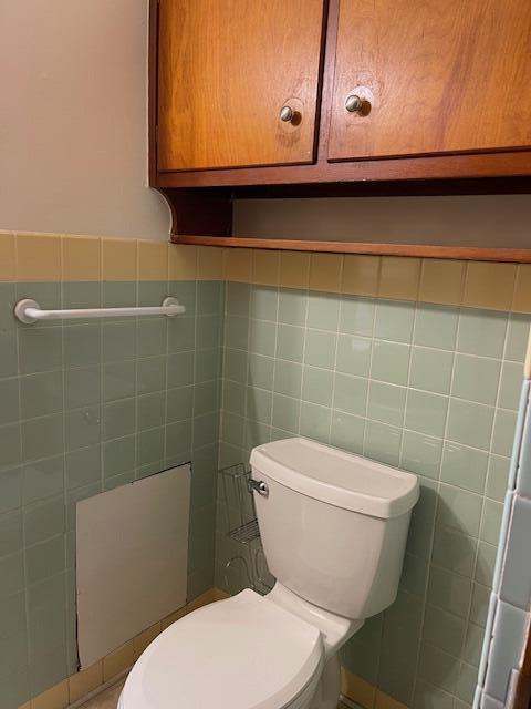 1401 E Home Rd, Springfield, OH 45503 - bathroom featuring tile walls and toilet