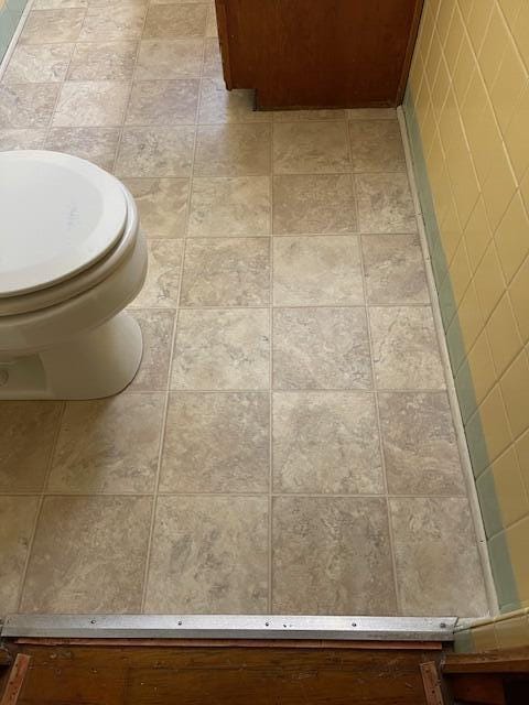 1401 E Home Rd, Springfield, OH 45503 - detailed view of toilet