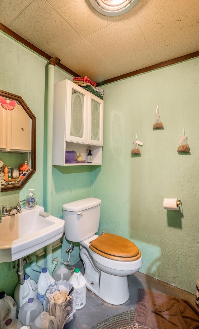 half bath featuring toilet and concrete floors