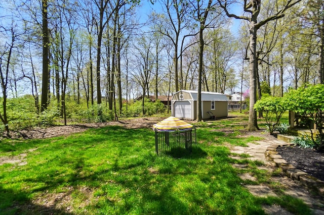 view of yard featuring an outdoor structure