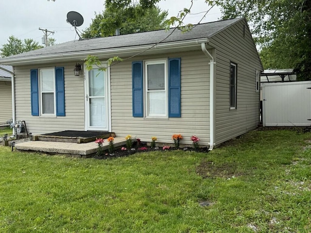 109 Orchard Ave, Celina, OH 45822 - bungalow featuring a front lawn