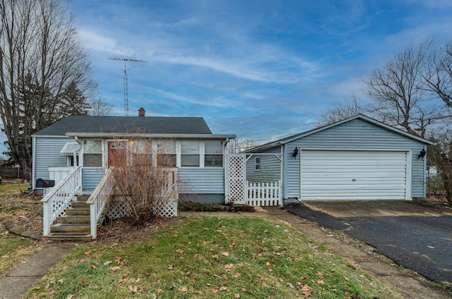 view of front facade featuring a garage and a front yard