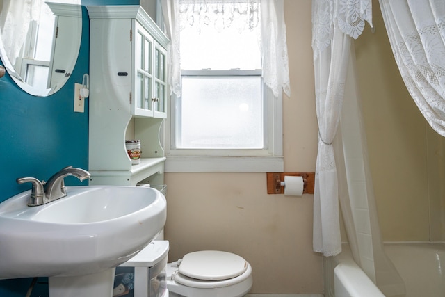 full bathroom featuring toilet, sink, and shower / bath combo