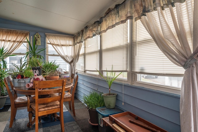 sunroom with vaulted ceiling