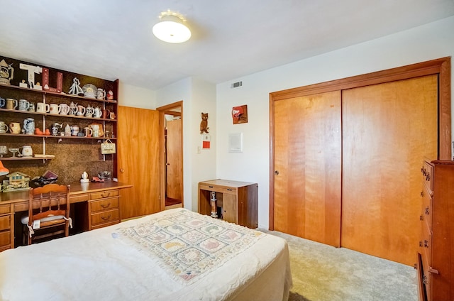 bedroom featuring a closet, carpet, visible vents, and built in study area