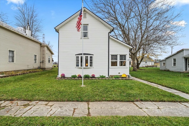 view of front of house featuring a front lawn