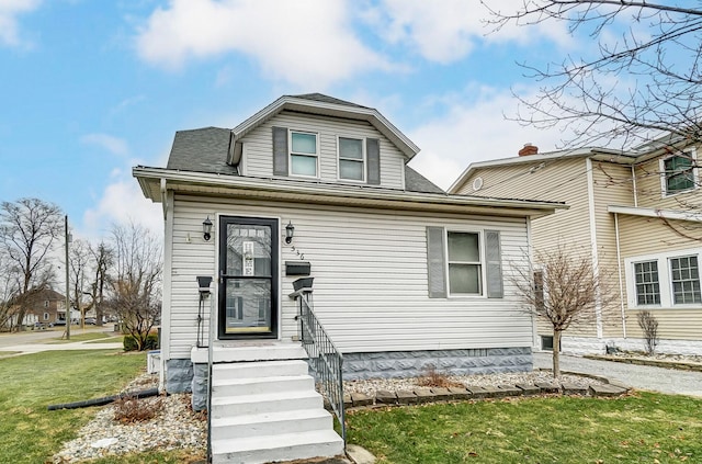 view of front of property featuring a front lawn