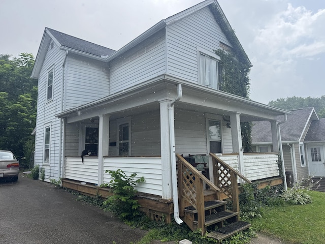1667 Summit St, Springfield, OH 45503 - view of front facade with a porch