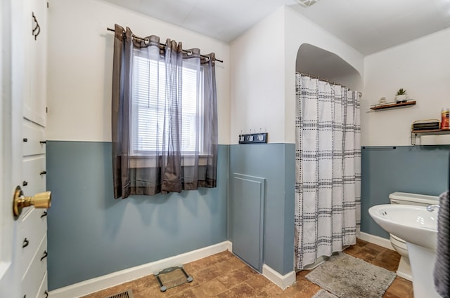 bathroom featuring curtained shower