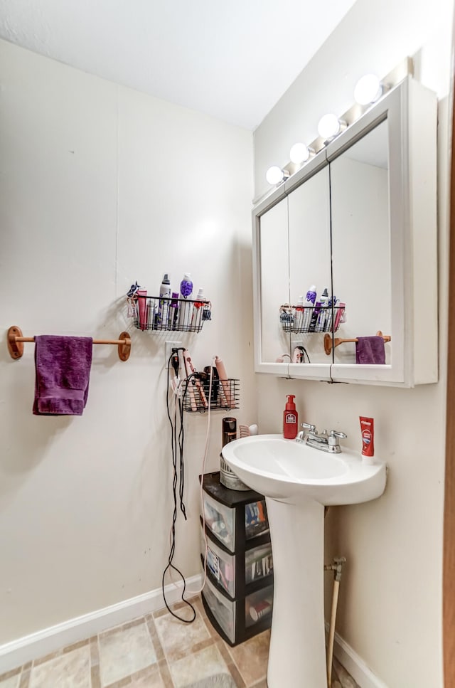 bathroom featuring sink