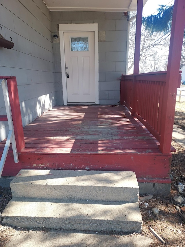 entrance to property featuring a porch