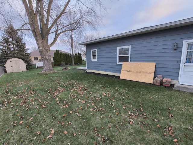 view of yard featuring a storage unit