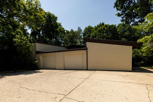 125 Hawthorne Rd, Springfield, OH 45504 - garage with concrete driveway