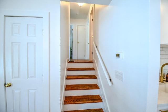 1138 Edgebrook Ave, New Carlisle, OH 45344 - view of staircase