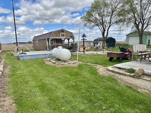 view of yard featuring an outbuilding